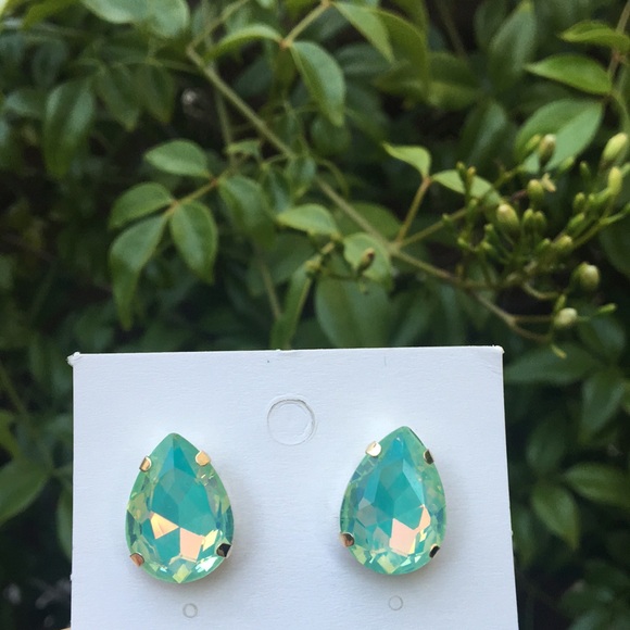 Pastel Peridot-Green Opal Pear Crystal Earrings - Picture 4 of 8